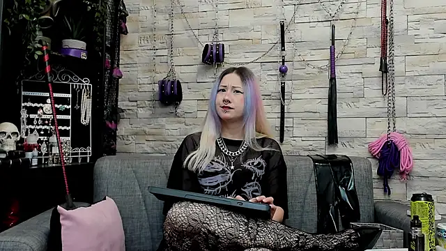 Snapshot of CruelMistress chatting on 02.17.26 CruelMistress online show from 02.17.26