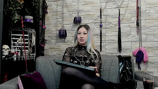 Snapshot of CruelMistress chatting on 02.28.26 CruelMistress online show from 02.28.26