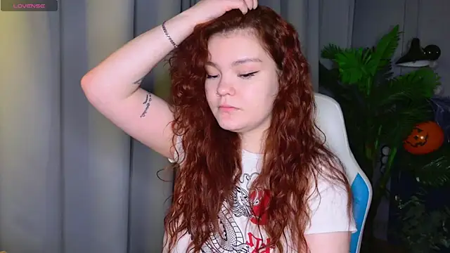 Snapshot of EnnySunrise chatting on 10.24.25 EnnySunrise online show from 10.24.25