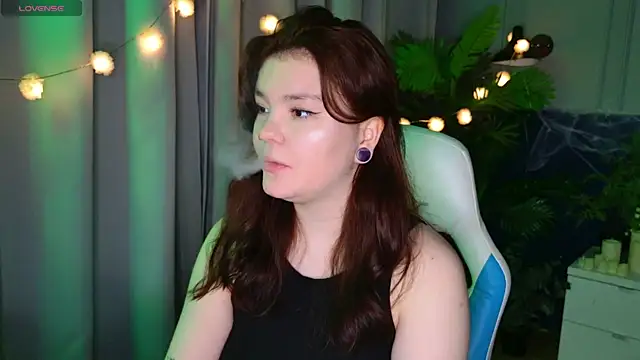 Snapshot of EnnySunrise chatting on 11.08.25 EnnySunrise online show from 11.08.25