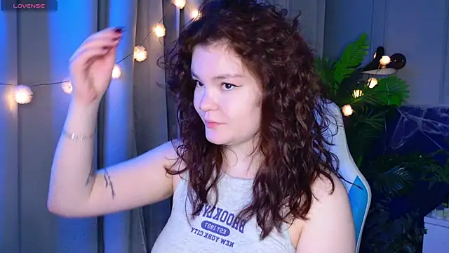 Snapshot of EnnySunrise chatting on 11.11.25 EnnySunrise online show from 11.11.25