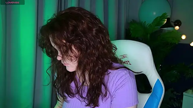 Snapshot of EnnySunrise chatting on 11.19.25 EnnySunrise online show from 11.19.25