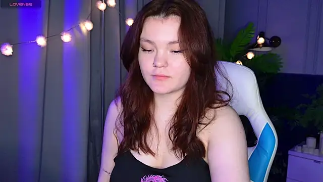 Snapshot of EnnySunrise chatting on 11.22.25 EnnySunrise online show from 11.22.25