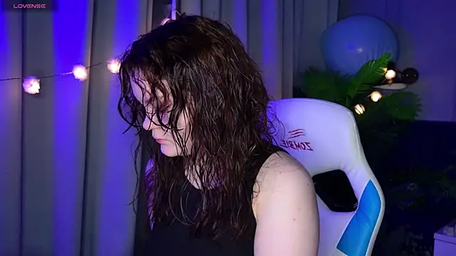 Snapshot of EnnySunrise chatting on 11.26.25 EnnySunrise online show from 11.26.25