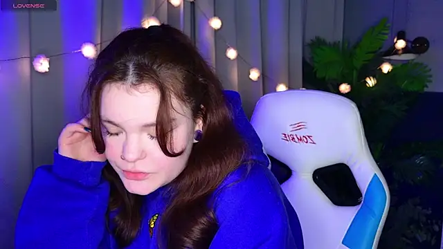 Snapshot of EnnySunrise chatting on 11.28.25 EnnySunrise online show from 11.28.25