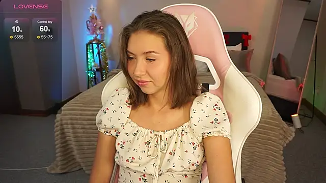 Snapshot of LinaSiren chatting on 12.20.24 LinaSiren online show from 12.20.24