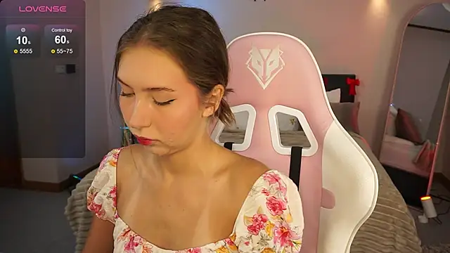 Snapshot of LinaSiren chatting on 12.28.24 LinaSiren online show from 12.28.24