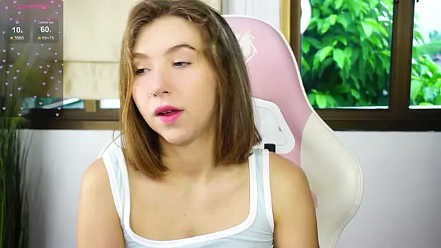 Snapshot of LinaSiren chatting on 09.12.25 LinaSiren online show from 09.12.25