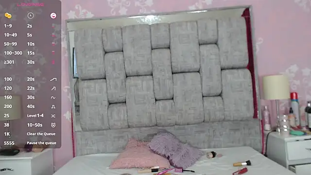 Snapshot of KarinaSimonz chatting on 12.14.24 KarinaSimonz online show from 12.14.24