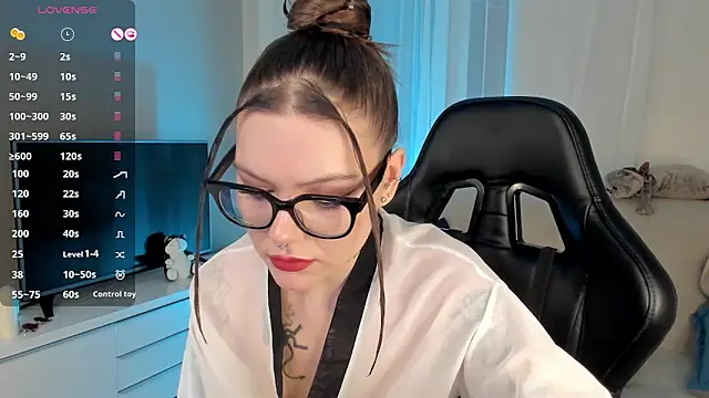 Snapshot of Marta_May_ chatting on 12.13.24 Marta May online show from 12.13.24