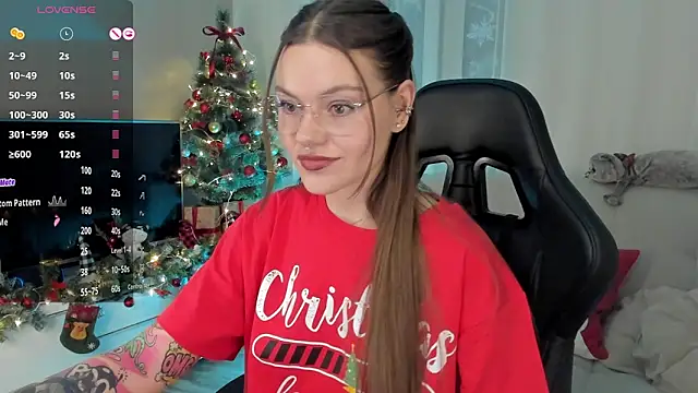 Snapshot of Marta_May_ chatting on 12.18.24 Marta May online show from 12.18.24