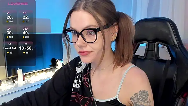 Snapshot of Marta_May_ chatting on 01.18.25 Marta May online show from 01.18.25