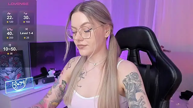 Snapshot of Marta_May_ chatting on 09.27.25 Marta May online show from 09.27.25