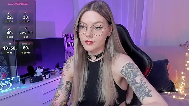 Snapshot of Marta_May_ chatting on 10.08.25 Marta May online show from 10.08.25