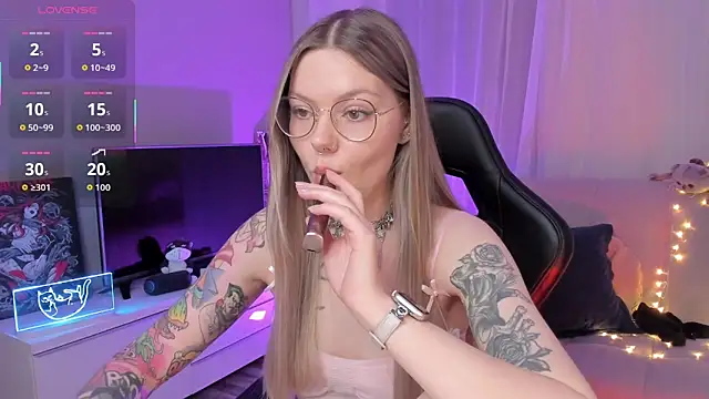 Snapshot of Marta_May_ chatting on 10.10.25 Marta May online show from 10.10.25