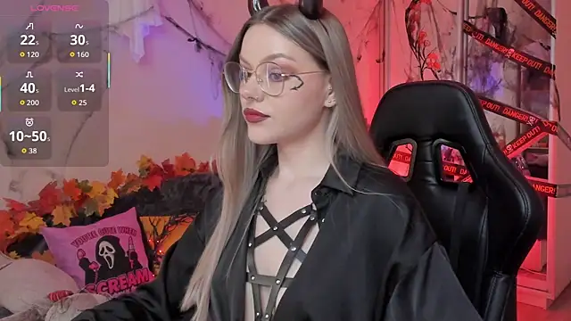 Snapshot of Marta_May_ chatting on 10.28.25 Marta May online show from 10.28.25