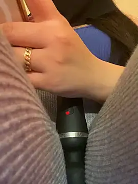 Snapshot of Cameelia chatting on 12.01.25 Cameelia online show from 12.01.25