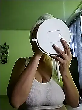 Snapshot of hailey85 chatting on 11.02.25 hailey85 online show from 11.02.25