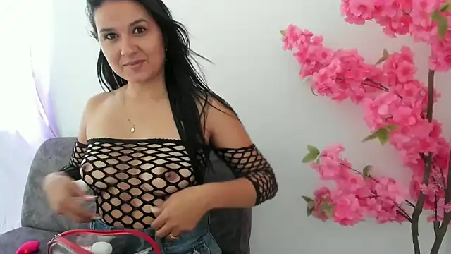 Snapshot of elena_jonees chatting on 12.12.24 elena jonees online show from 12.12.24