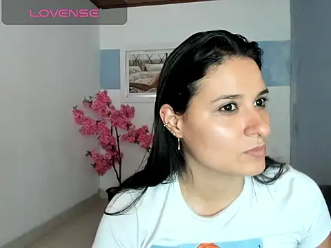 Snapshot of elena_jonees chatting on 12.30.24 elena jonees online show from 12.30.24