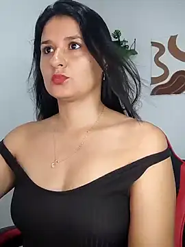 Snapshot of elena_jonees chatting on 10.13.25 elena jonees online show from 10.13.25