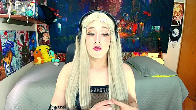 Snapshot of HakuRukushka chatting on 11.24.25 HakuRukushka online show from 11.24.25