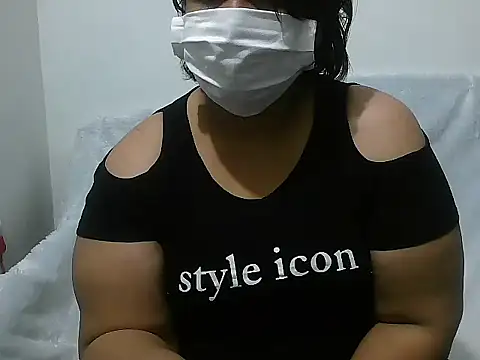 Snapshot of Queen_of_boobs01 chatting on 12.31.24 Queen of boobs01 online show from 12.31.24