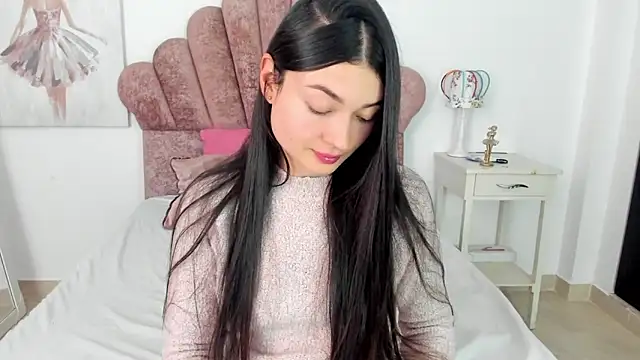 Snapshot of lauraparisi chatting on 09.25.25 lauraparisi online show from 09.25.25