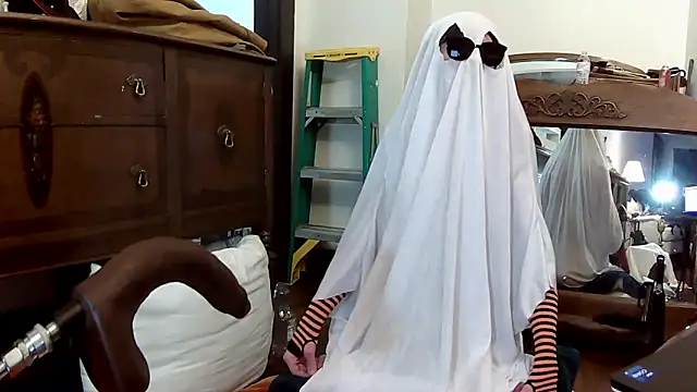 Snapshot of MaxJr8008 chatting on 10.30.25 MaxJr8008 online show from 10.30.25