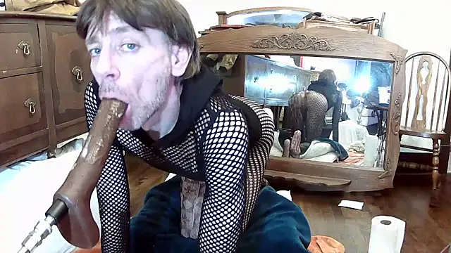 Snapshot of MaxJr8008 chatting on 11.03.25 MaxJr8008 online show from 11.03.25