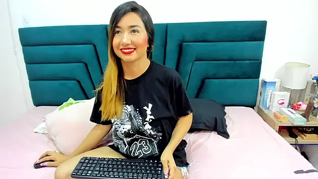 LisaWhite  online show from 03.03.25