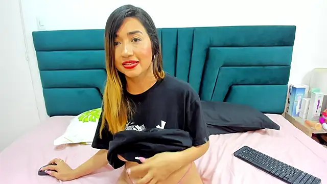 LisaWhite  online show from 03.04.25