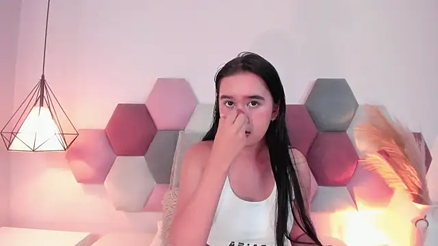 LaraGoldd online show from 11.14.25