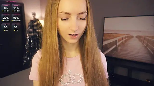 Snapshot of EsmaCarll chatting on 12.21.25 EsmaCarll online show from 12.21.25