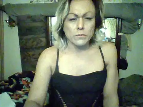 Snapshot of HoneyBdaQueen chatting on 02.14.25 HoneyBdaQueen online show from 02.14.25