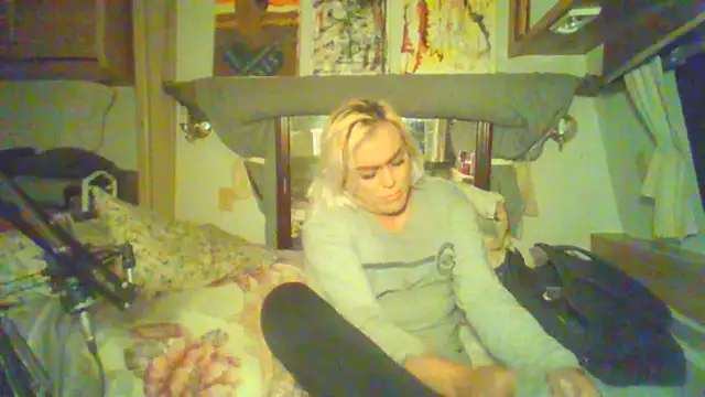 Snapshot of HoneyBdaQueen chatting on 10.21.25 HoneyBdaQueen online show from 10.21.25