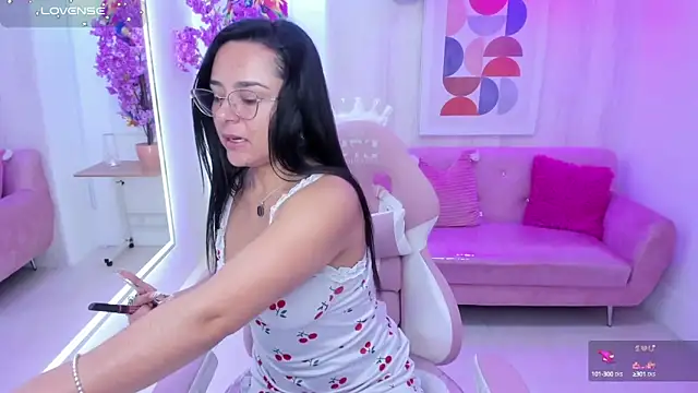 Snapshot of Tiara_rr chatting on 09.20.25 Tiara rr online show from 09.20.25