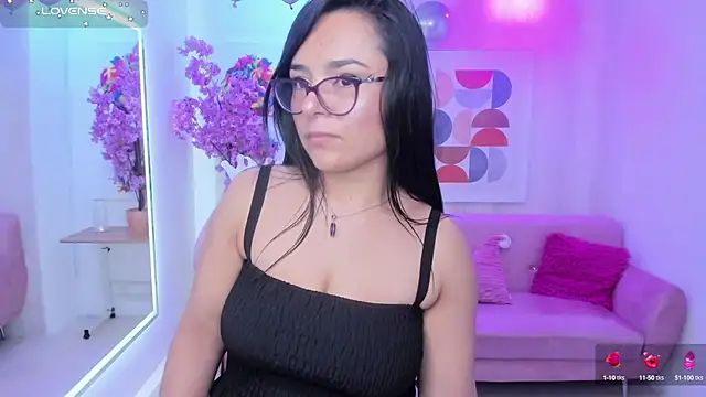 Snapshot of Tiara_rr chatting on 09.22.25 Tiara rr online show from 09.22.25