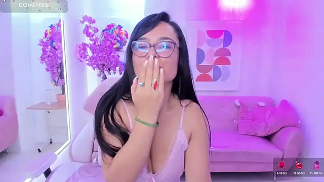 Snapshot of Tiara_rr chatting on 09.23.25 Tiara rr online show from 09.23.25