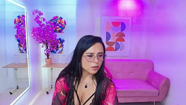 Snapshot of Tiara_rr chatting on 09.30.25 Tiara rr online show from 09.30.25