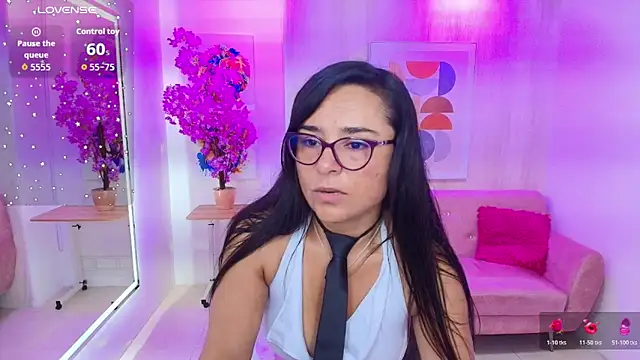 Snapshot of Tiara_rr chatting on 10.21.25 Tiara rr online show from 10.21.25