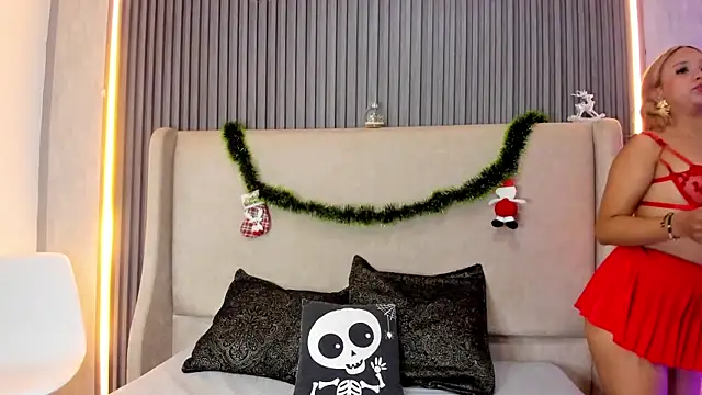 Snapshot of MelanieRoah chatting on 12.22.25 MelanieRoah online show from 12.22.25