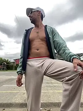 Snapshot of dantedesirexx chatting on 02.27.25 dantedesirexx online show from 02.27.25