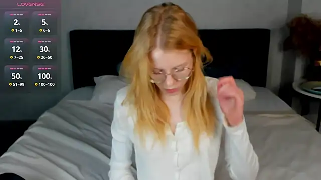 Esme Runn online show from 04.08.26