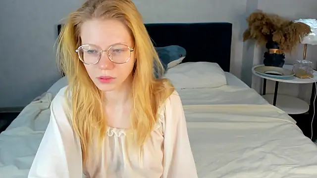 Esme Runn online show from 04.11.26