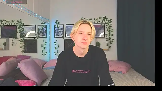 Snapshot of Ron_Vils chatting on 12.08.24 Ron Vils online show from 12.08.24