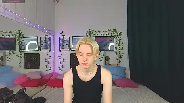 Snapshot of Ron_Vils chatting on 12.20.24 Ron Vils online show from 12.20.24