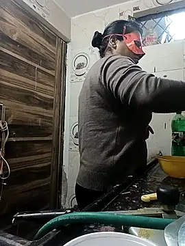 Snapshot of Punjabi_beauty123 chatting on 12.05.25 Punjabi beauty123 online show from 12.05.25