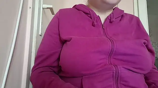 Snapshot of AalinnaK chatting on 12.13.24 AalinnaK online show from 12.13.24