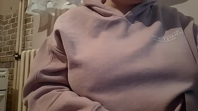 Snapshot of AalinnaK chatting on 02.14.25 AalinnaK online show from 02.14.25